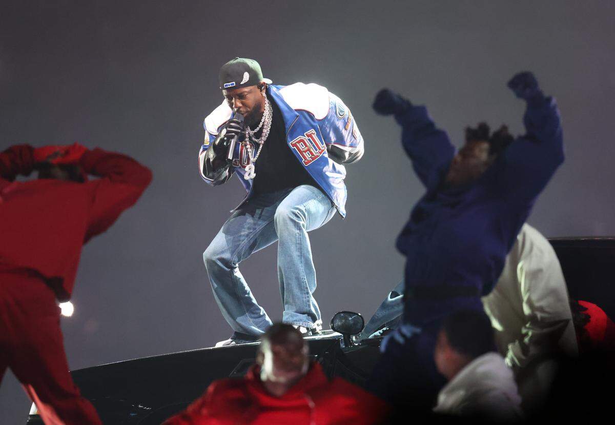 Kendrick Lamar ofreció el primer concierto en solitario de un artista de hip hop en el prestigioso concierto del intermedio del Super Bowl.