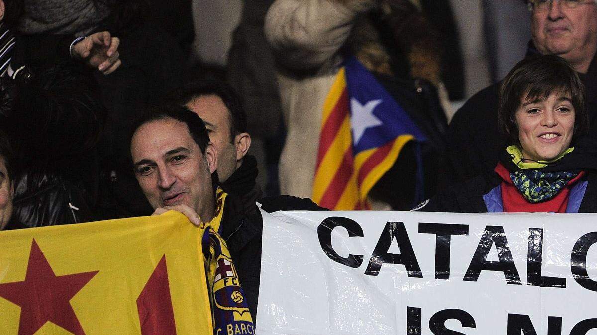 FOTO DE ARCHIVO - Partidarios catalanes sostienen una pancarta durante el partido amistoso de fútbol del equipo nacional Cataluña contra la selección nacional de Cabo Verde en el estadio Lluis Companys Olímpico de Barcelona el 30 de diciembre de 2013.