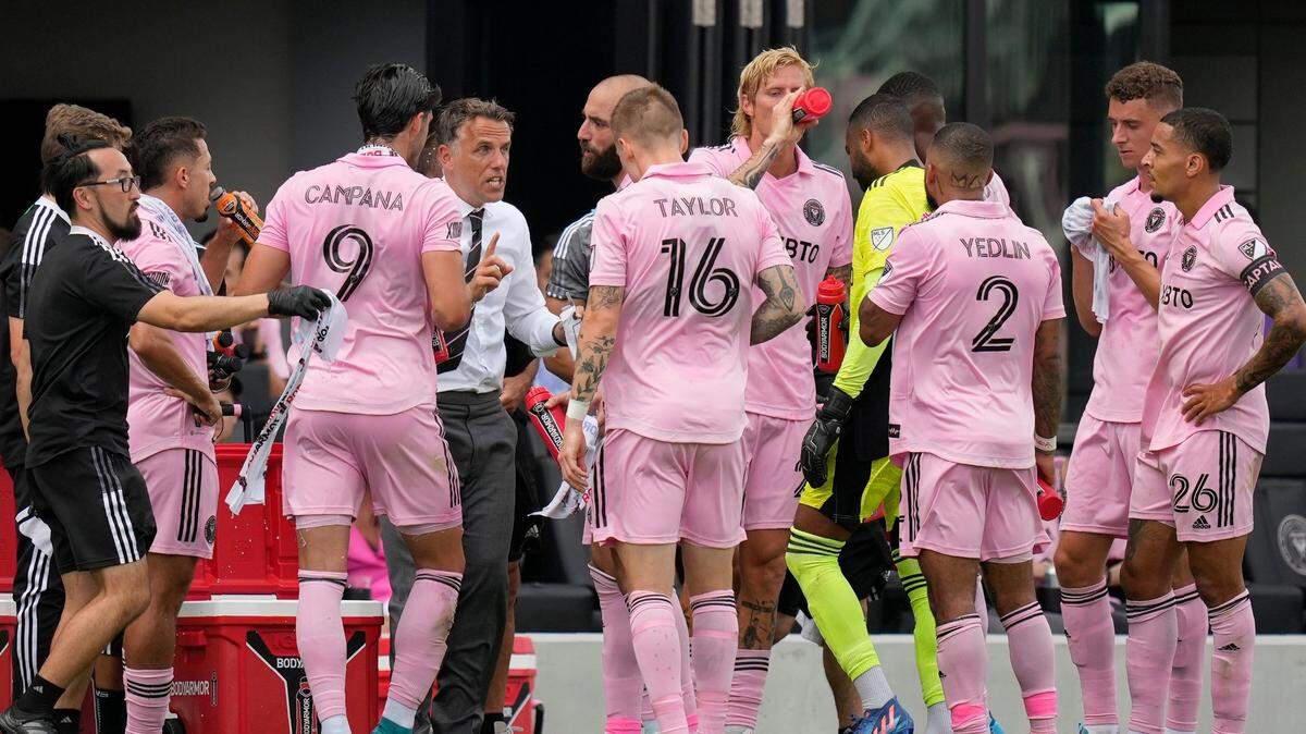 El entrenador del Inter Miami, Phil Neville, centro izquierda, habla con sus jugadores durante un descanso para tomar agua por el calor, en un partido de la MLS contra Los Angeles FC, el sábado 12 de marzo de 2022 en Fort Lauderdale.