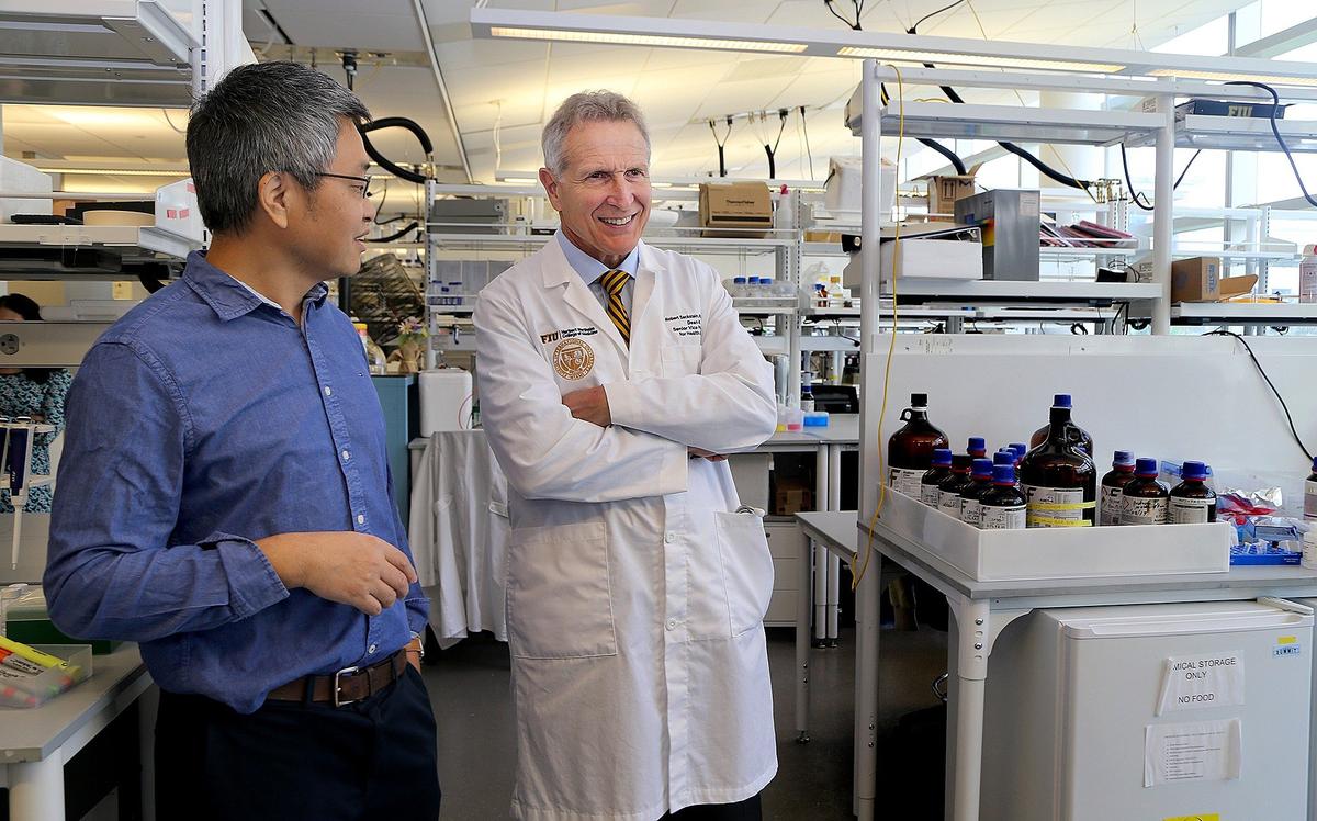 El Dr. Robert Sackstein (derecha), habla con el profesor Fenfei Leng en el laboratorio de investigaciones. El Dr. Sackstein, quien nació en Cuba y vino a Miami con sus padres cuando tenía 4 años, es el nuevo decano de la facultad de Medicina de FIU.