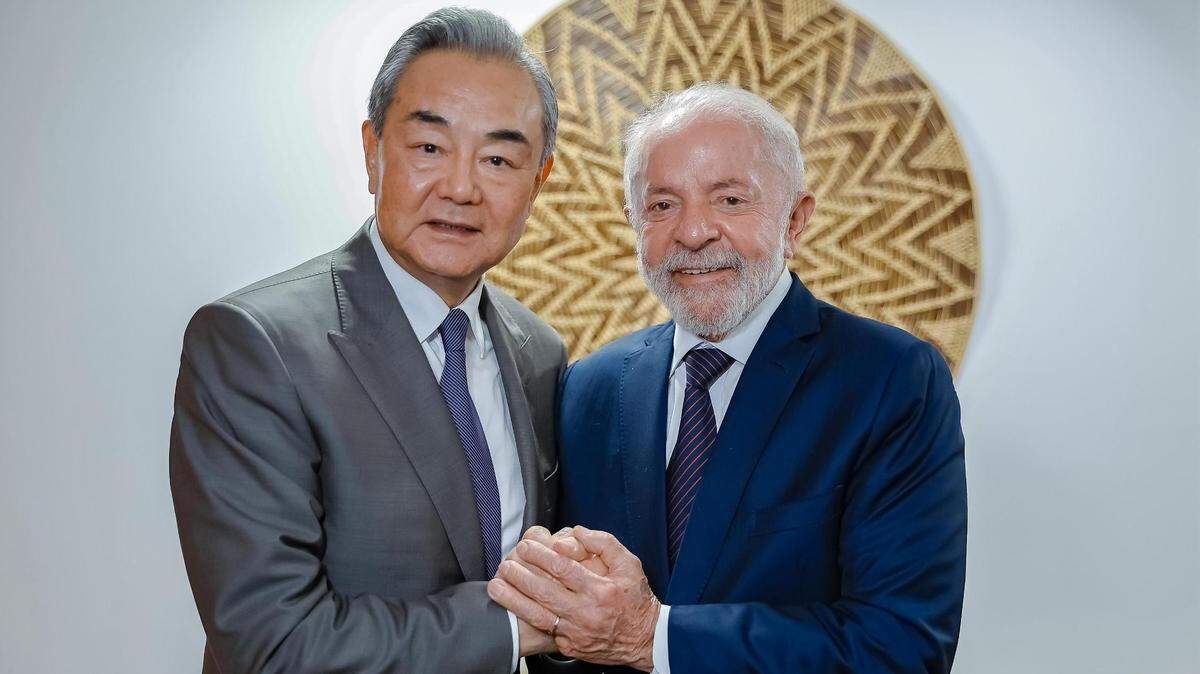 El presidente brasileño, Luiz Inácio Lula da Silva, se reúne con el ministro de Relaciones Exteriores de China, Wang Yi, en Brasilia, Brasil, el 30 de abril de 2025. Lula llego a China el sábado 10 de mayo de 2025 para una visita de Estado de cinco días y una reunión de la Celac.