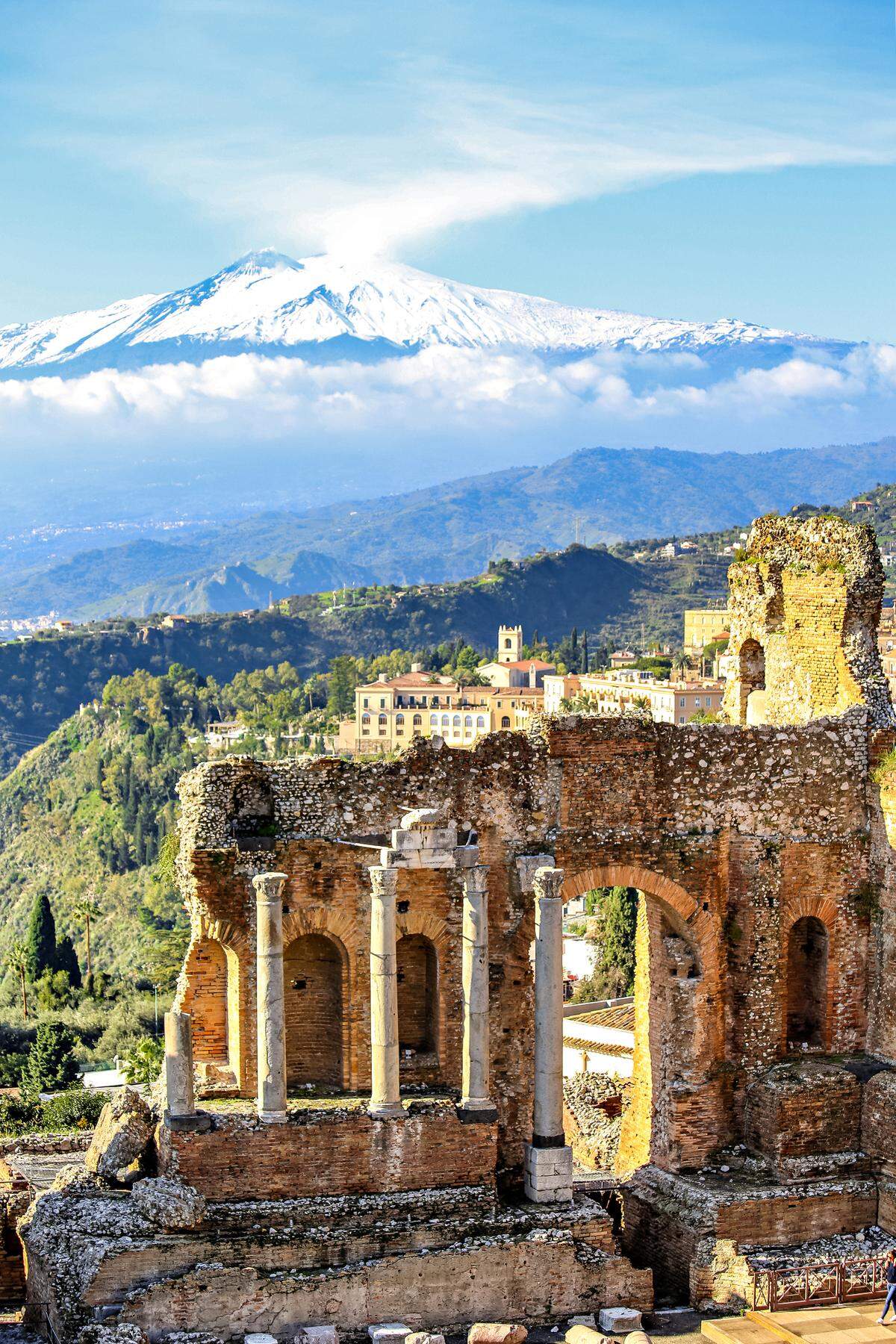 Cuando sus cumbres están nevadas, el Etna luce majestuoso, visto desde Taormina.