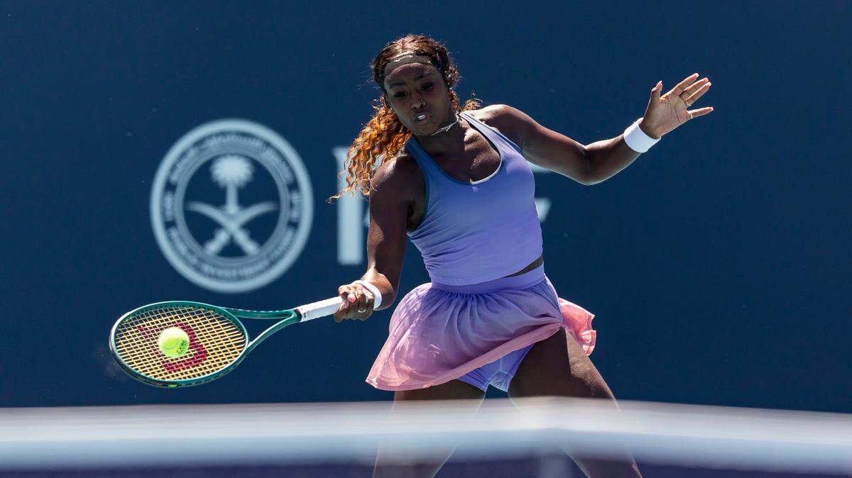 La jugadora de Estados Unidos Alycia Parks devuelve una pelota ante la rusa Varvara Gracheva, en el partido del Miami Open celebrado el 18 de marzo de 2025 en el Hard Rock Stadium en Miami Gardens, Florida.