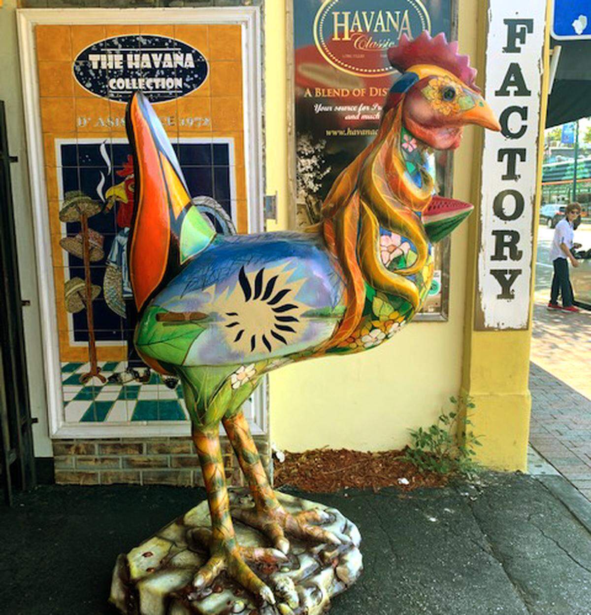 El Dr. Lipo encargo la pieza y la donó al Callejón del gallo, para que la comunidad colombiana estuviera representada también en la Calle 8.