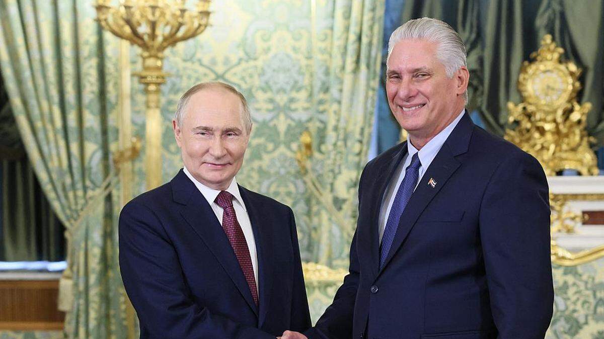 En esta fotografía distribuida por la agencia estatal rusa Sputnik, el presidente de Rusia, Vladímir Putin, se reúne con el gobernante de Cuba, Miguel Díaz-Canel, en el Kremlin de Moscú, el 7 de mayo de 2025.   
