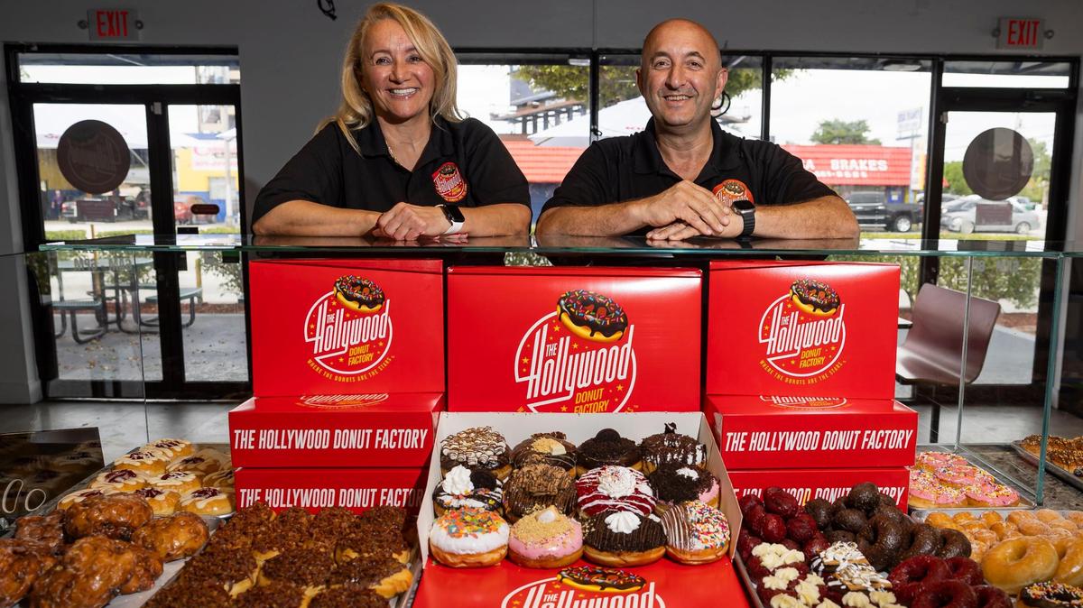 Los propietarios de Hollywood Donut Factory, Kat Palushaj y su hermano Bobby Palushaj, en su nueva tienda en Bird Road, cerca de la avenida 89 del suroeste. Su marca, que tiene dos sucursales en Broward, se hará cargo de las antiguas sucursales de Mojo Donuts en Miami-Dade.