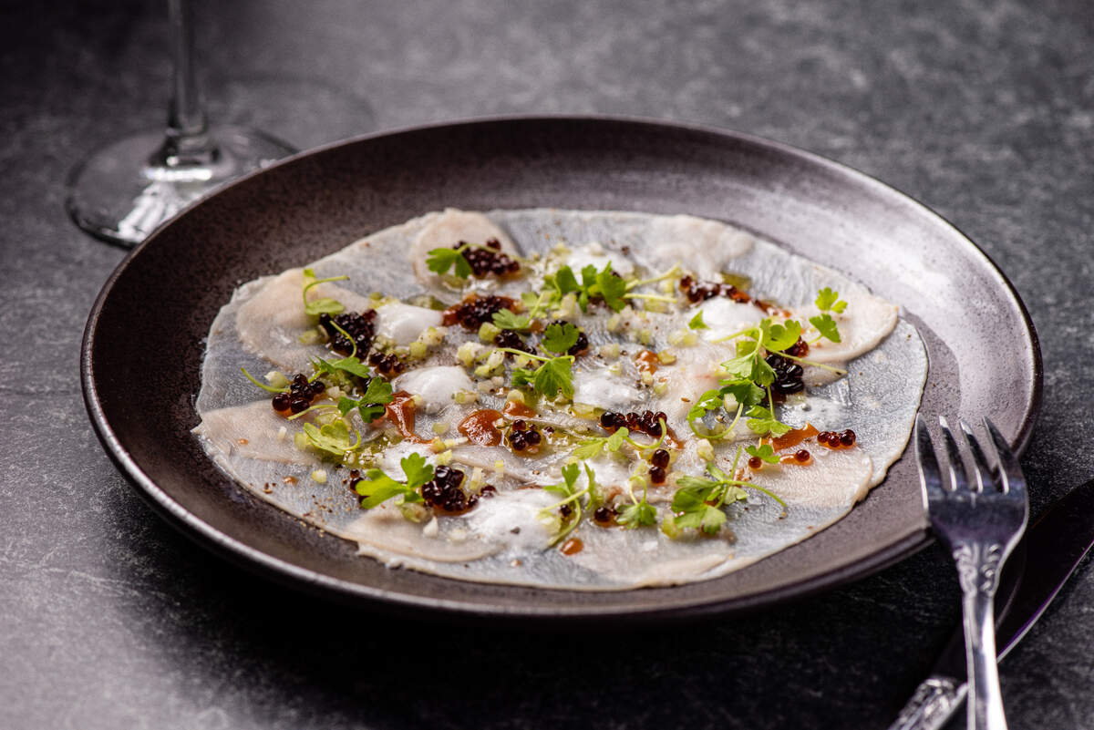 El nuevo Carpacho de Pez Espada fresco es con caviar ponzu, mermelada de guayaba, apio y espuma.