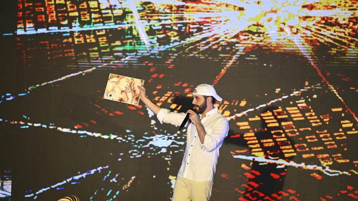 El presidente de El Salvador, Nayib Bukele, hace gestos durante su discurso en la ceremonia de clausura de la conferencia Latin Bitcoin (LaBitConf) en la playa Mizata, El Salvador, el 20 de noviembre de 2021. (Foto de MARVIN RECINOS / AFP/ Getty Images)