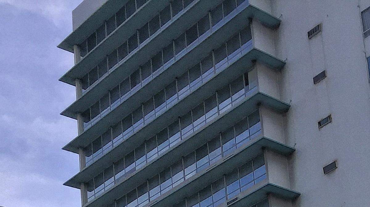 Los huéspedes del hotel de Deauville salen del edificio tras un incendio en la madrugada del martes.
