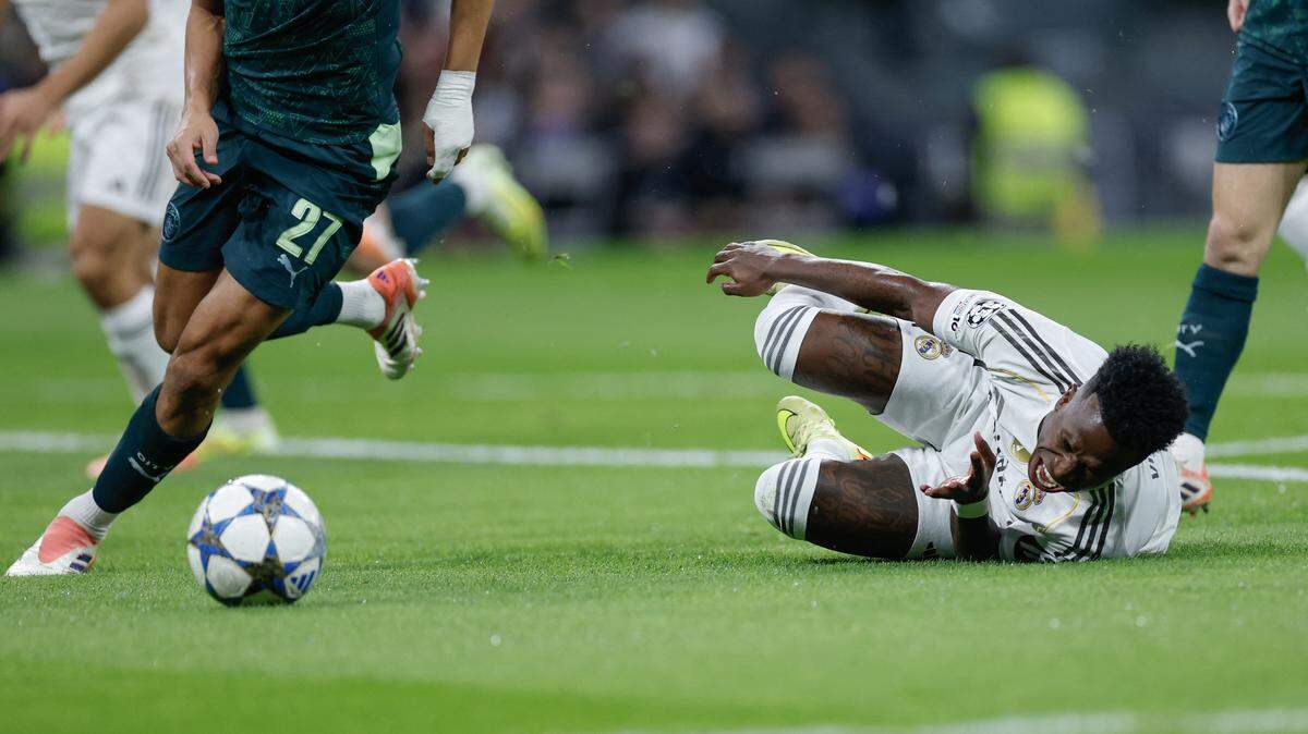 El delantero brasileño del Real Madrid, Vinicius Junior, cae tras recibir una falta durante el partido de la Liga de Campeones contra el Manchester City, celebrado el 10 de diciembre de 2025 en el estadio Santiago Bernabéu de Madrid. 