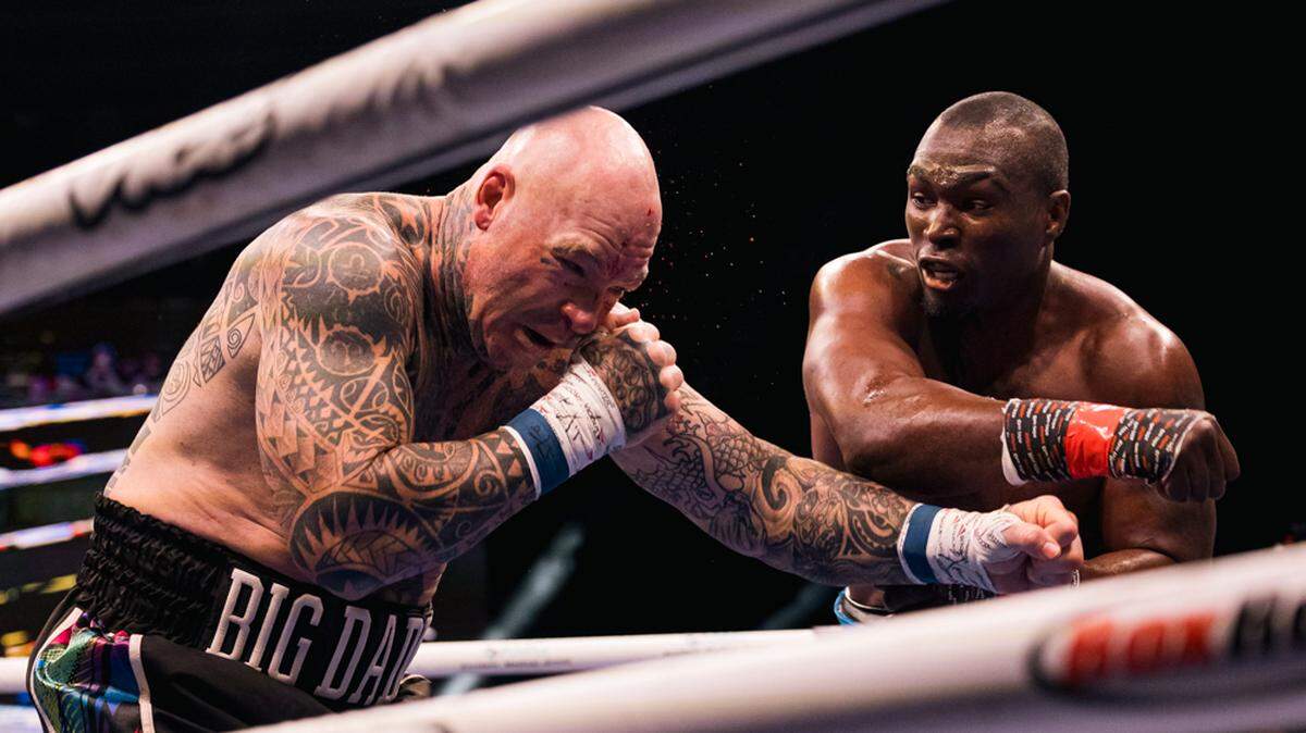 Gustavo Trujillo (der.) volvió a demostrar por qué muchos lo consideran el hombre más peligroso del peso pesado en BKB al noquear en el primer asalto al  australiano Lucas Browne, para retener su corona de campeón de peso completo de BKB. 