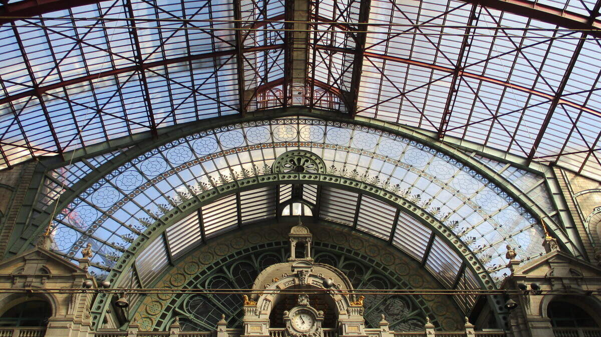 La Estación Central, construida entre 1895 y 1905 por el arquitecto belga Louis Le Censerie en un estilo neobarroco modernizado gracias a la utilización del hierro y el vidrio.