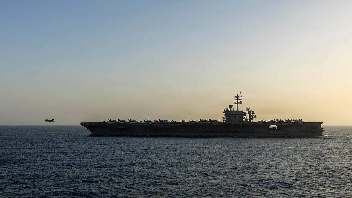 El USS Abraham Lincoln (CVN 72) lleva a cabo operaciones de bloqueo naval relacionadas con el estrecho de Ormuz, el 16 de abril de 2026 en el mar Arábigo. 