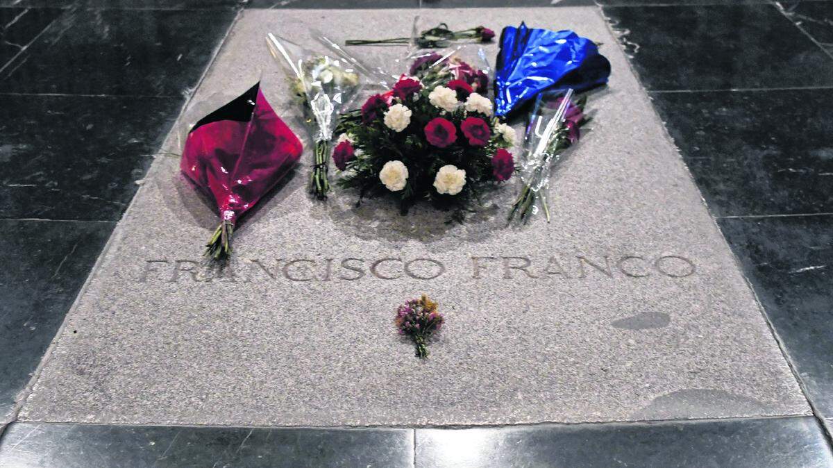 Fotografía de archivo del 20 de noviembre de 2014 de flores sobre la tumba del exdictador español Francisco Franco en un mausoleo en el Valle de los Caídos, cerca de Madrid