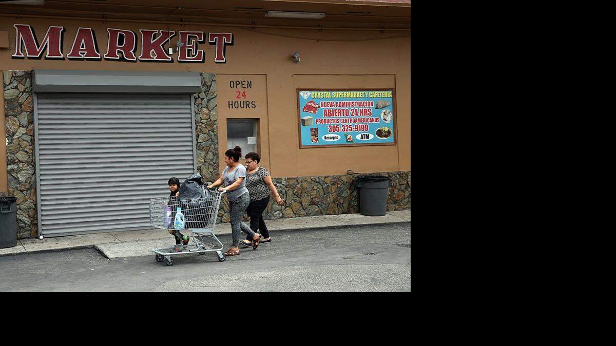 Según la policía de Miami, en Crystal Supermarket se vendía algo más que víveres y comestibles. Cuatro personas, entre ellas el propio dueño, fueron acusadas de tráfico de drogas en el establecimiento, localizado en el 405 NW 12 Avenue.