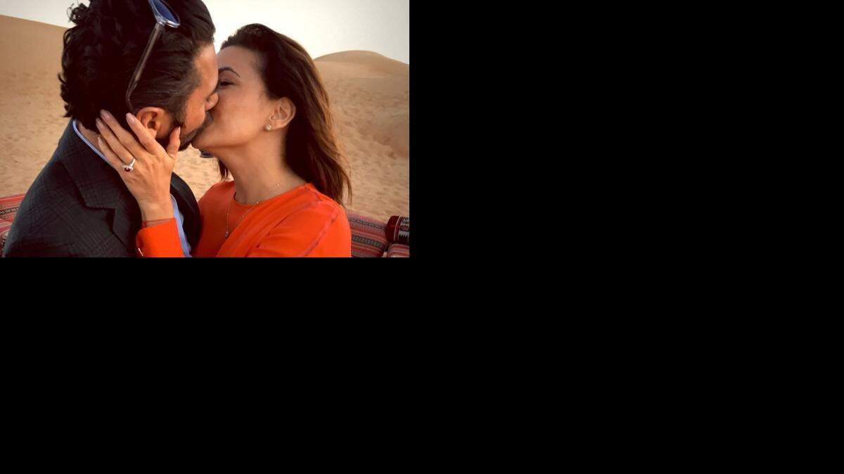 Eva Longoria y José Bastón se besan en una foto publicada en Instagram.