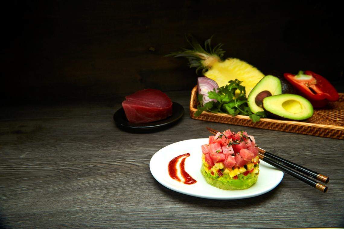 El famoso Ahi Tuna Stack está muy equilibrado y huele a fresco por los cuatro costados.