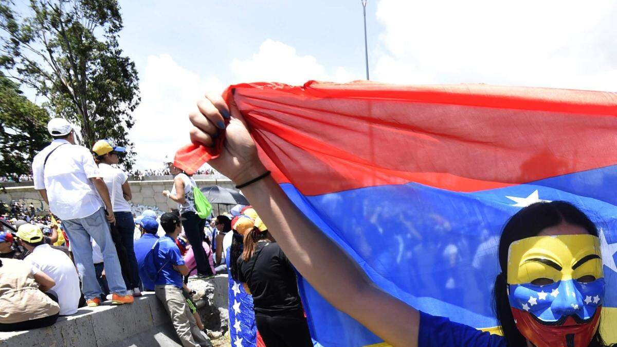 Una opositora participa en un protesta en la Autopista Francisco Fajardo el sábado 20 de mayo de 2017, en Caracas, Venezuela. 
