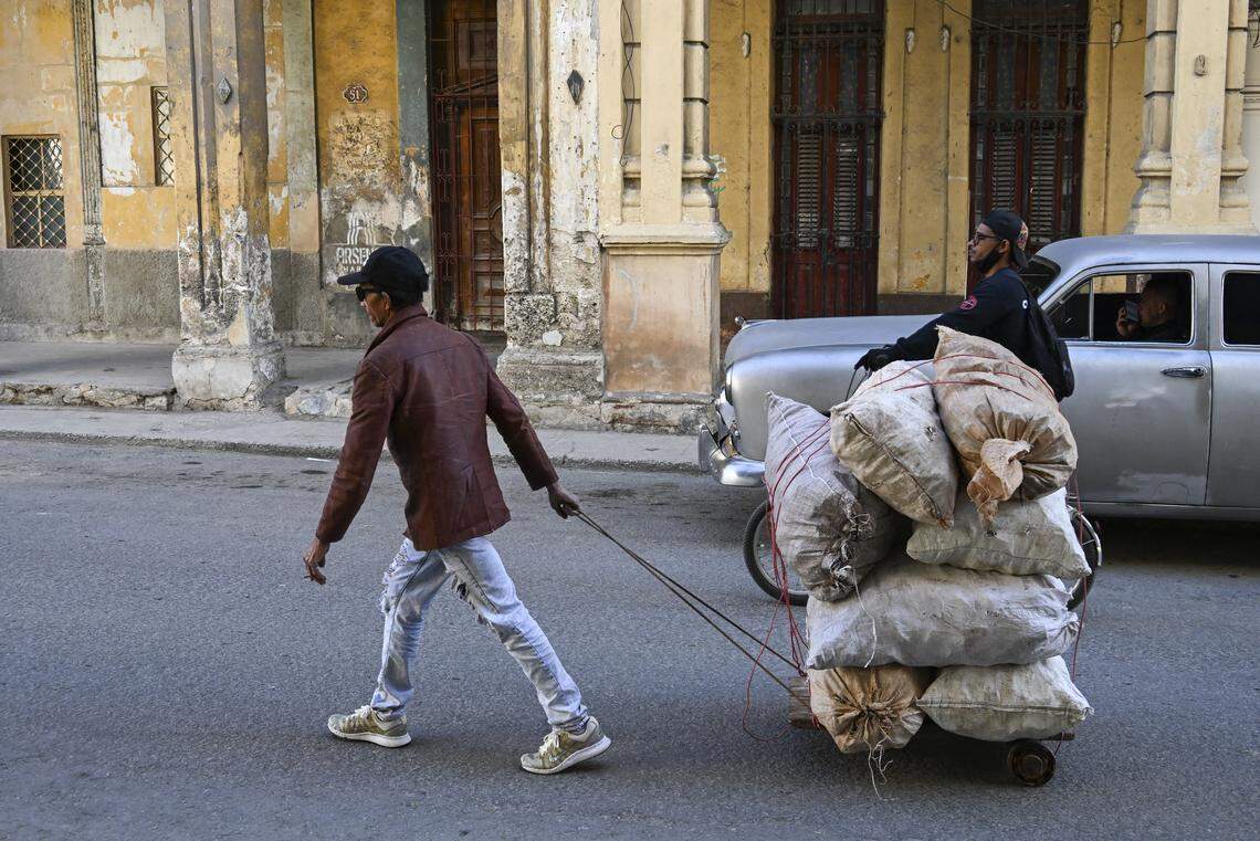 Un hombre transporta materias primas en una carretilla de fabricación casera a lo largo de una calle en La Habana, el 25 de febrero de 2026.