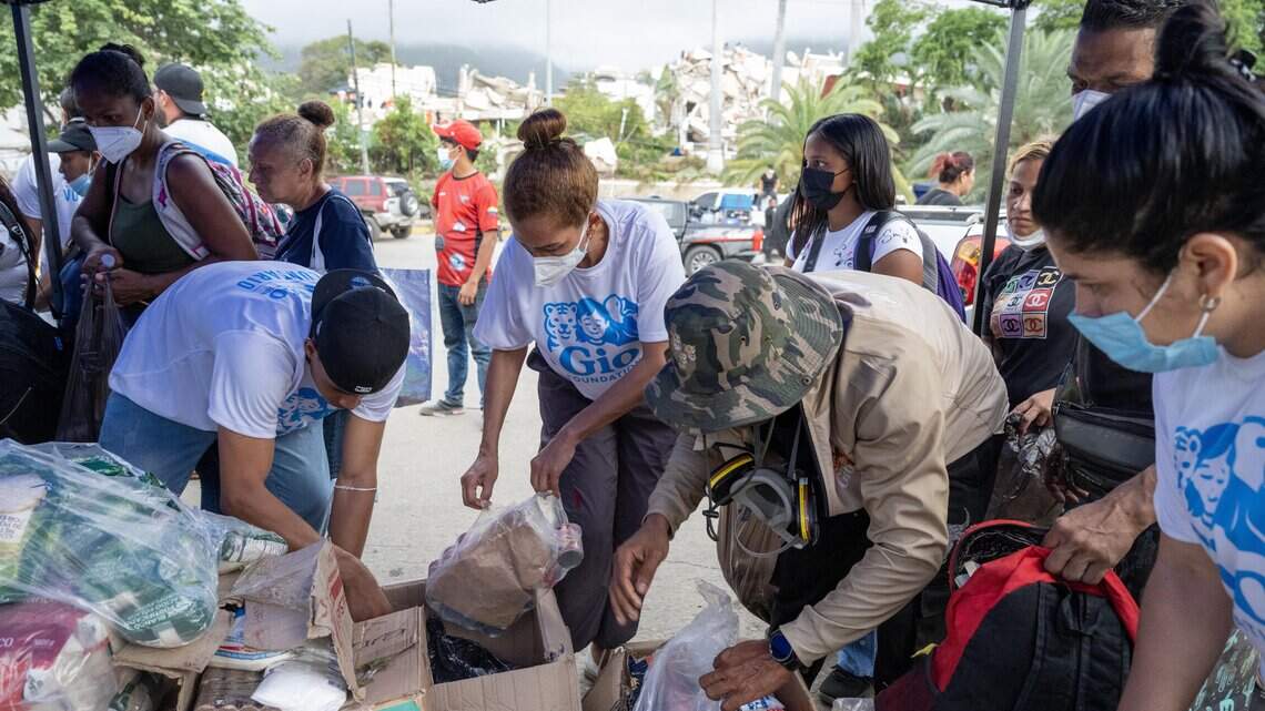 Sobrevivientes de los sismos en Venezuela se aferran a la solidaridad