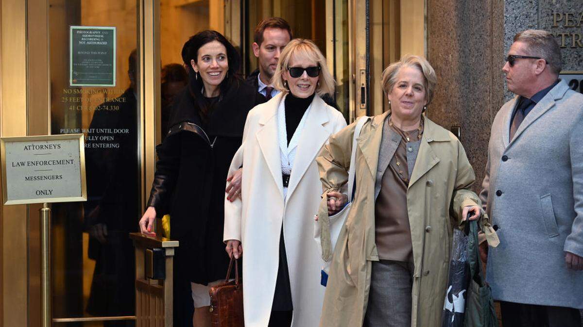 La escritora E. Jean Carroll (centro) sale del Tribunal Federal de Manhattan, el 26 de enero de 2024 en Nueva York. 