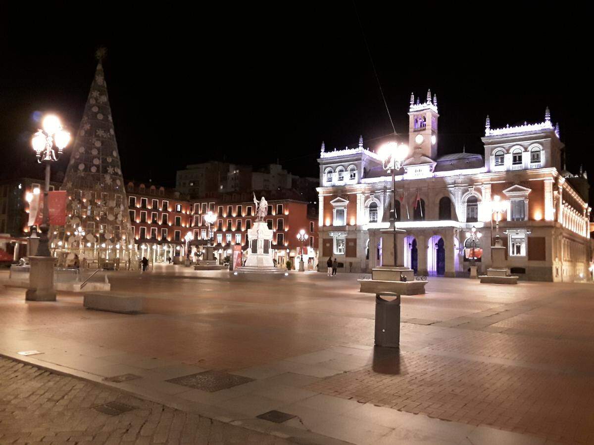 Vista nocturna de la Plaza Mayor de la ciudad de Valladolid, donde se aprecia el edificio del Ayuntamiento.