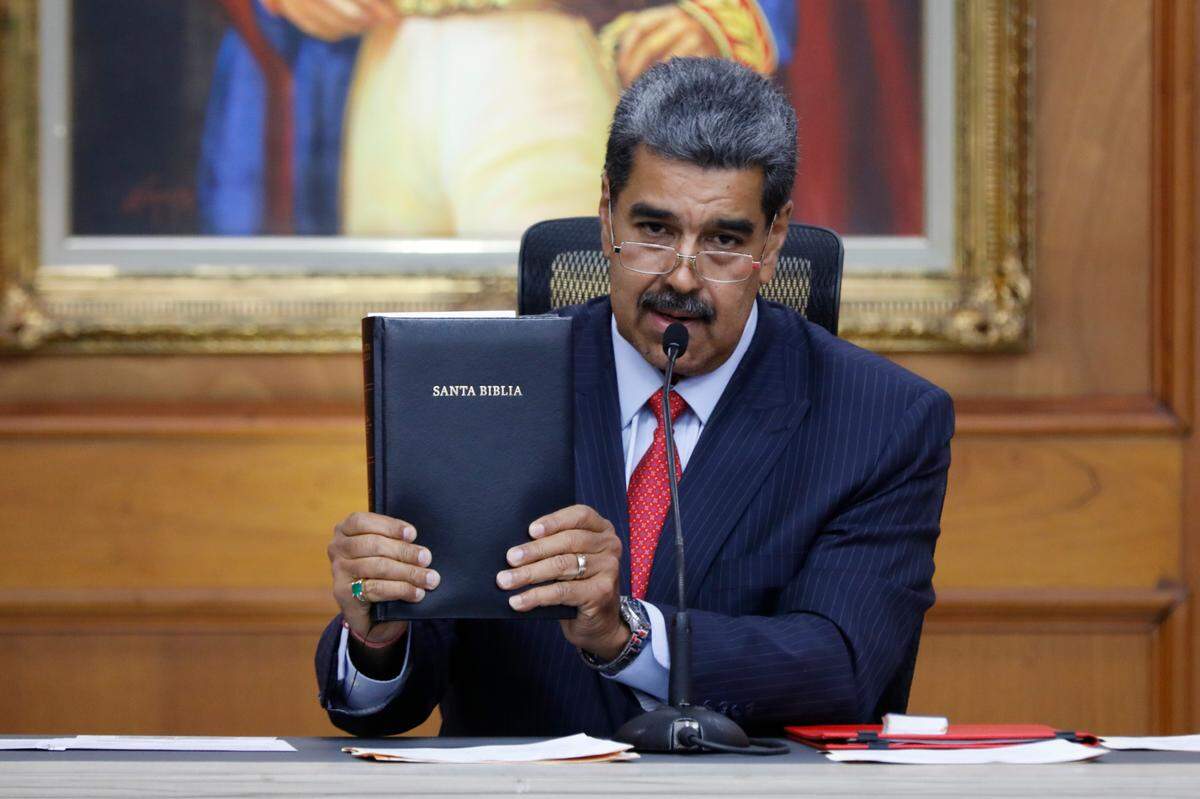 El gobernante de Venezuela, Nicolás Maduro, muestra una Biblia durante una conferencia de prensa el 31 de julio de 2024, en Caracas, tres días después de las controvertidas elecciones presidenciales.