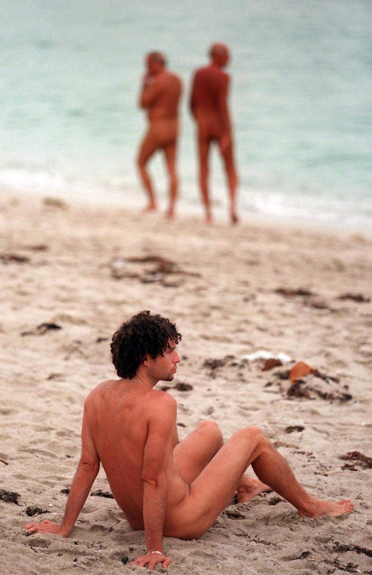 Nudistas disfrutan del sol en Haulover Beach.