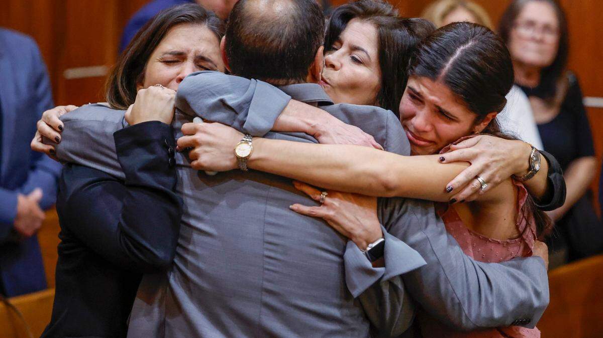 El comisionado de Miami-Dade, Joe Martínez, abraza a su familia después de escuchar el veredicto del jurado en la sala del juez Miguel M. de la O el jueves 7 de noviembre de 2024. El comisionado suspendido está acusado de corrupción pública,  