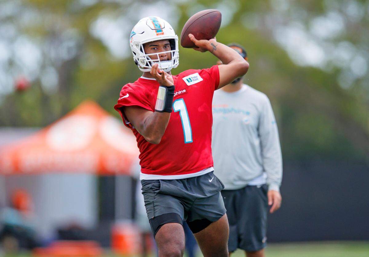 El quarterback de los Dolphins Tua Tagovailoa lanza un pase en una práctica en el Baptist Health Training Complex, en el Hard Rock Stadium de Miami Gardens, Florida, el lunes 5 de septiembre de 2022.
