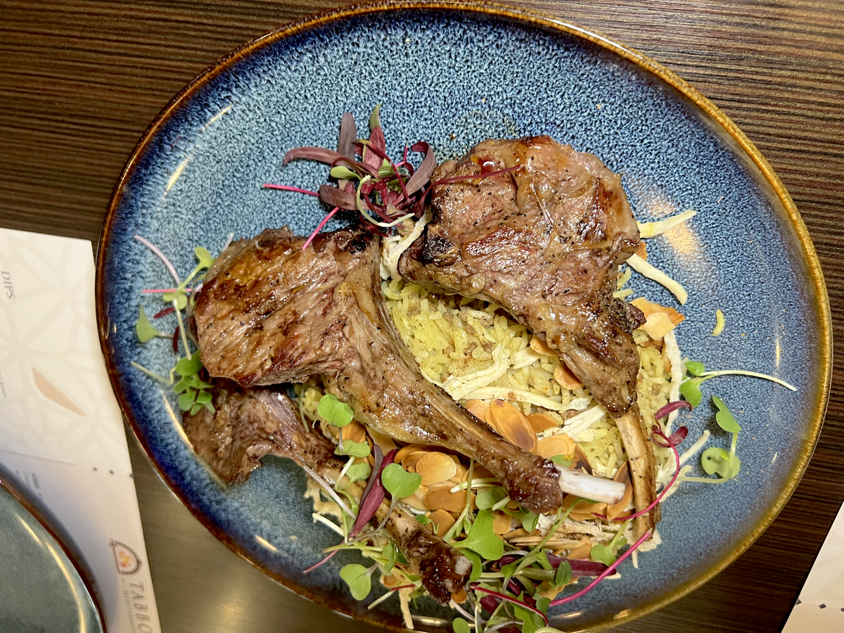Arz Lübnan, arroz con cordero y almendras doradas en mantequilla en el restaurante Tabbouleh Grill en Doral.