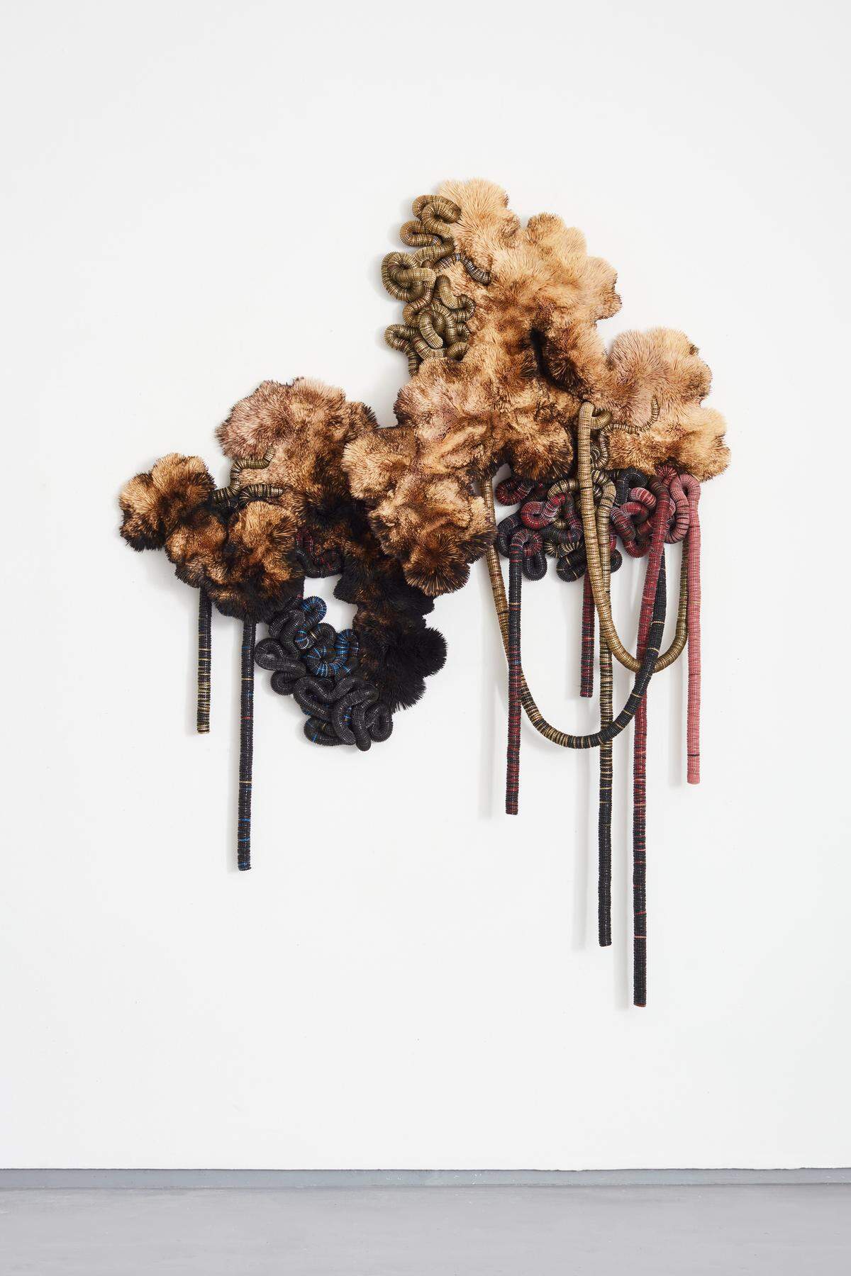 ‘Reverie’, 2023, de Chris Soal. Tapas de botella, bambú quemado y sin quemar y palillos de madera de abedul, 77.9 x 46.4 x 5.5 pulgadas.