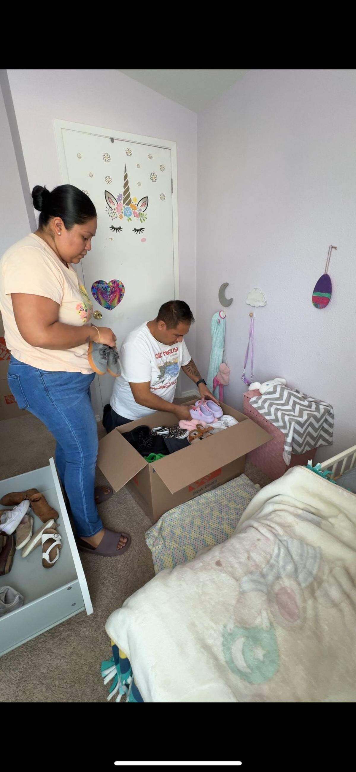 Juana Iris Estrada y su esposo empacan sus pertenencias en su hogar en el estado de Washington el 24 de mayo de 2025 para regresar a México.