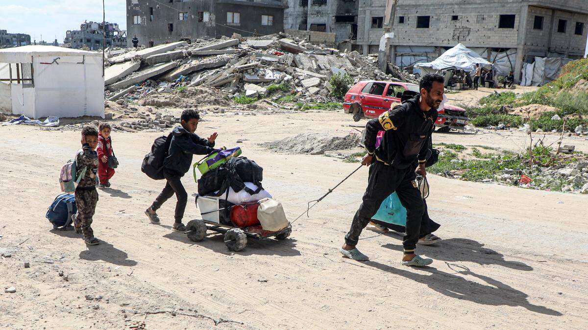 Una familia palestina abandona su hogar en la Ciudad de Gaza, el miércoles 19 de marzo de 2025, después que el ejército de Israel anunció una orden de evacuación.