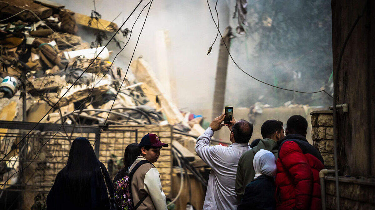 Decenas de personas se reúnen en el sitio donde un edificio fue destruido por un ataque israelí, en un vecindario de Beirut, Líbano, el miércoles 8 de abril de 2026.