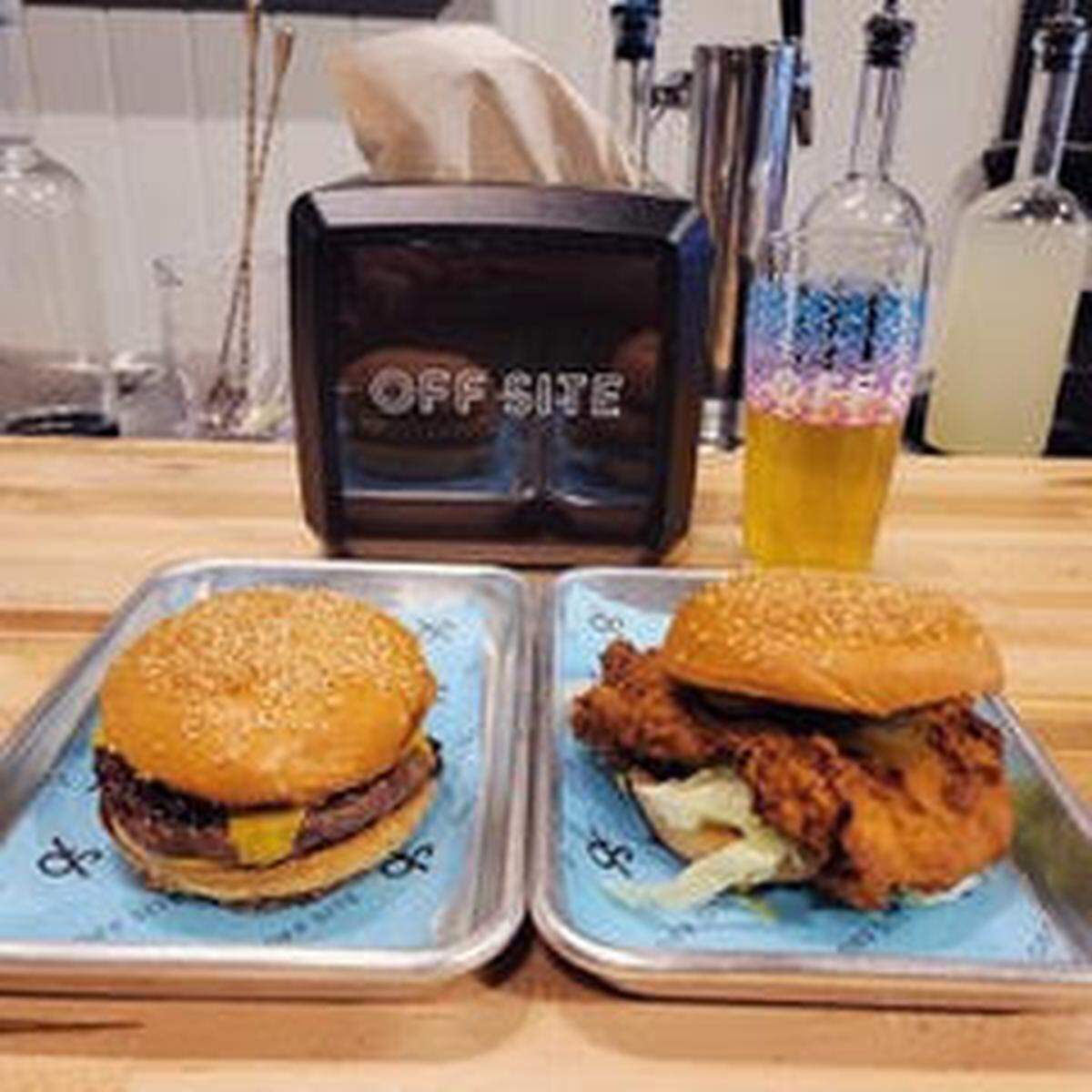 Off Site es un pequeño bar relajado, perfecto para tomar una cerveza y charlar. Pero sus sándwiches son una delicia.