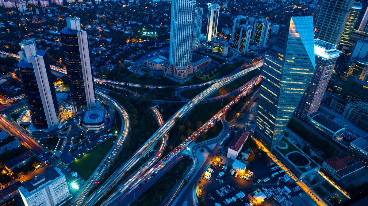 Vista nocturna de Estambul, la capital de Turquía, un país con un mercado de bienes raíces en crecimiento, que los inversionistas favorecen por el bajo costo de la lira turca.