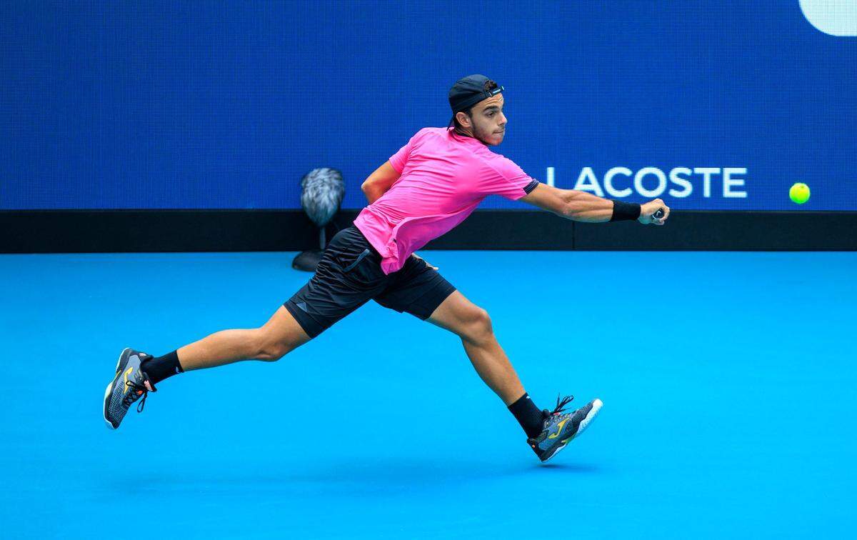 El argentino Francisco Cerúndolo devuelve una pelota en el partido ante el italiano Jannik Sinner, celebrado el 30 de marzo de 2022 en Miami Garden, Florida.