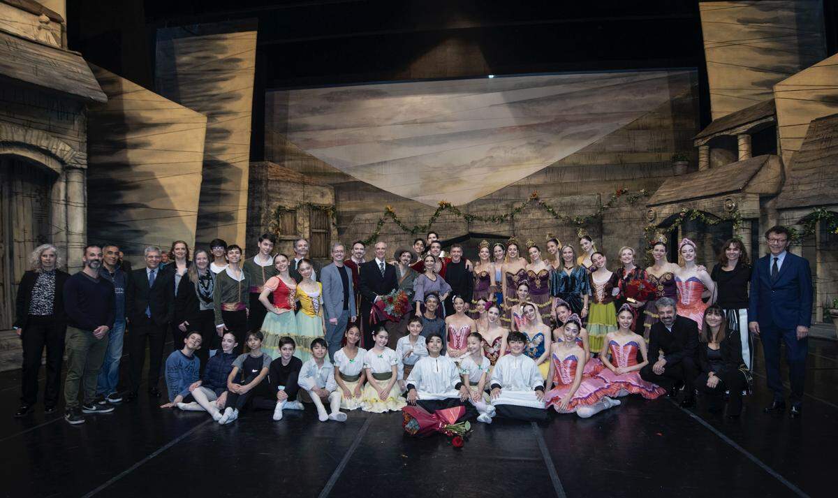 Julio Bocca (al centro) con artistas del Teatro Colón, tras el estreno de “Don Quijote” el pasado 24 de julio.&nbsp;&nbsp;