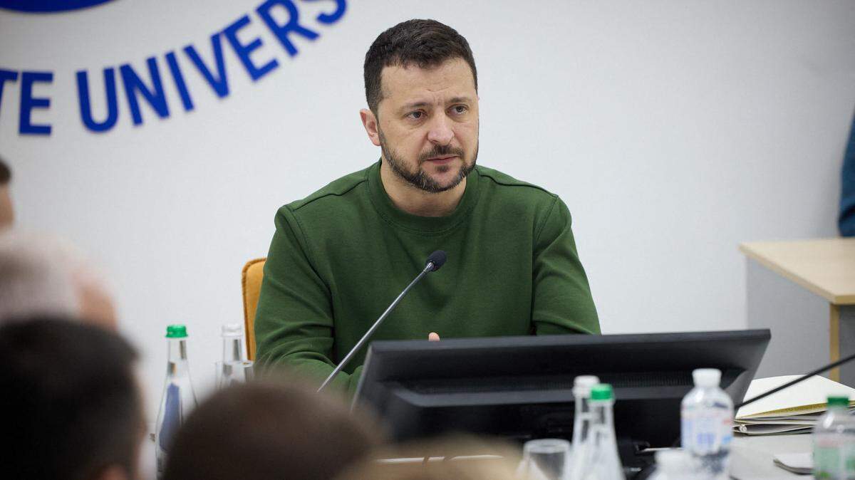 El 63% de los ucranianos sigue apoyando a Volodimir Zelenski, según un sondeo del grupo sociológico ‘Rating’ publicado esta semana. En la foto, Zelenski visita la Universidad Estatal de Sumy, en la región de Sumy, el miércoles 27 de marzo de 2024.