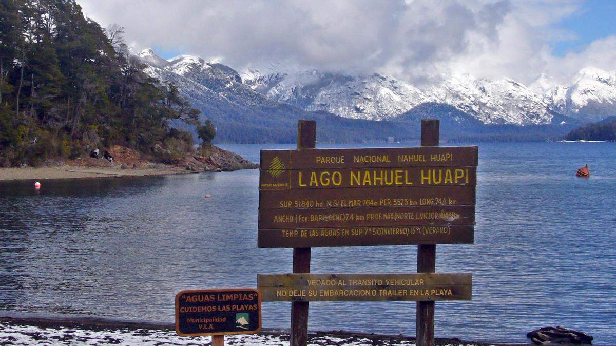 El lago Nahuel Huapi, Isla del Tigre en lengua mapuche, es uno de los mayores atractivos de la zona y como el resto de lagos cordilleranos es el resultado de la última era glaciar.