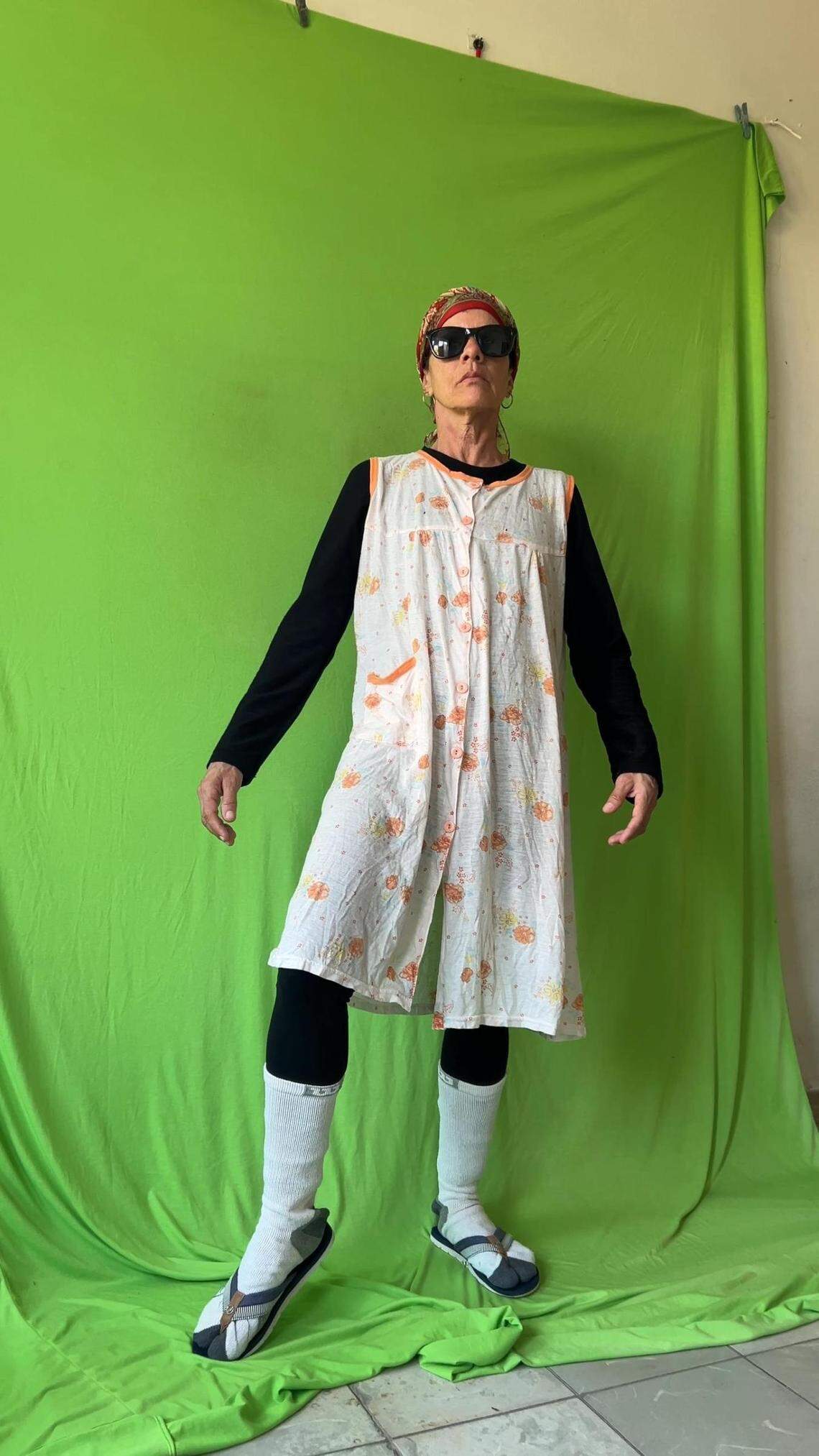 Irina Pino poses in front of a green backdrop, which her son, Leonardo del Valle, will later use to create special effects. Tortilla Cubana’s videos are characterized by their editing work influenced by Japanese animation. 