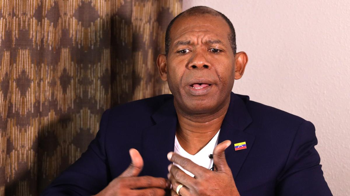 Manuel Cristopher Figuera, exjefe de espías de Maduro, es fotografiado después de ser entrevistado por el El Nuevo Herald, el miércoles 7 de agosto de 2019.