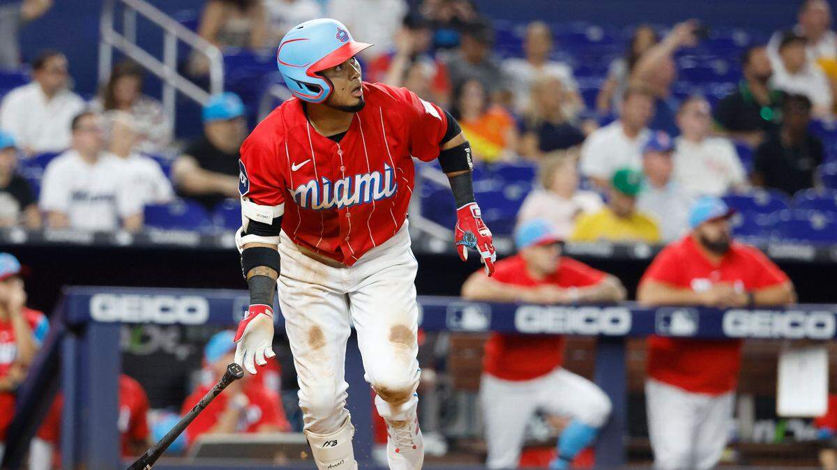 El segunda base venezolano Luis Arráez estableció un récord personal con cinco imparables, incluidos tres dobles que empataron otra marca para él, y empujó cinco carreras para liderar el triunfo de los Marlins 12-1 ante los Atléticos de Oakland, el sábado en el loanDepot park.