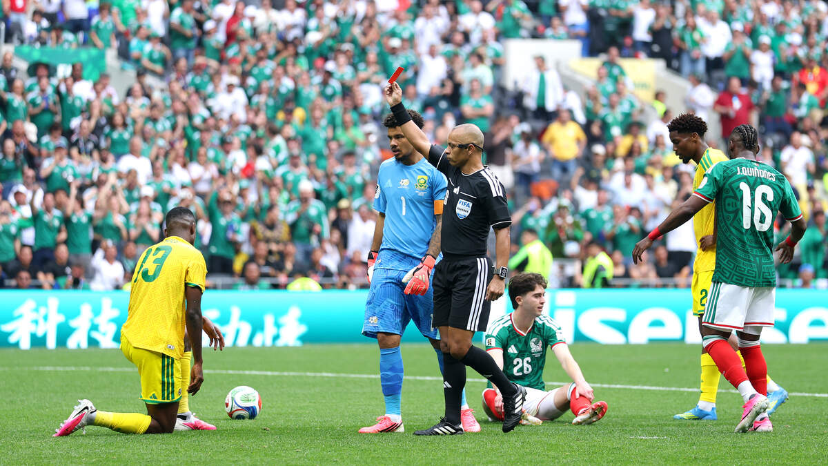 El árbitro Wilton Sampaio muestra la tarjeta roja a Sphephelo Sithole (n.º 13), de Sudáfrica, durante el partido del Grupo A de la Copa Mundial de la FIFA 2026 entre México y Sudáfrica en el Estadio de la Ciudad de México, el 11 de junio de 2026 en Ciudad de México.