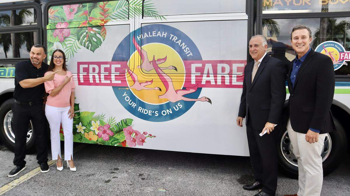 Alcalde de Hialeah, Esteban Bovo Jr, junto con los concejales de la ciudad Jacqueline Garcia-Roves y Luis Rodrígue, y el Comisionado de Miami-Dade, René García, durante el anuncio de la gratuidad del servicio de transporte público en la municipalidad.