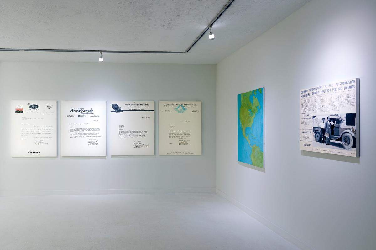 Instalación de Christian Vinck. Recreación documental y pictórica del mapa del ilusorio viaje que tres venezolanos hicieron en un Ford reconstruido, yendo desde Zulia a Detroit soñando encontrarse con el magnate Henry Ford en la antesala de la depresión de los años 30.