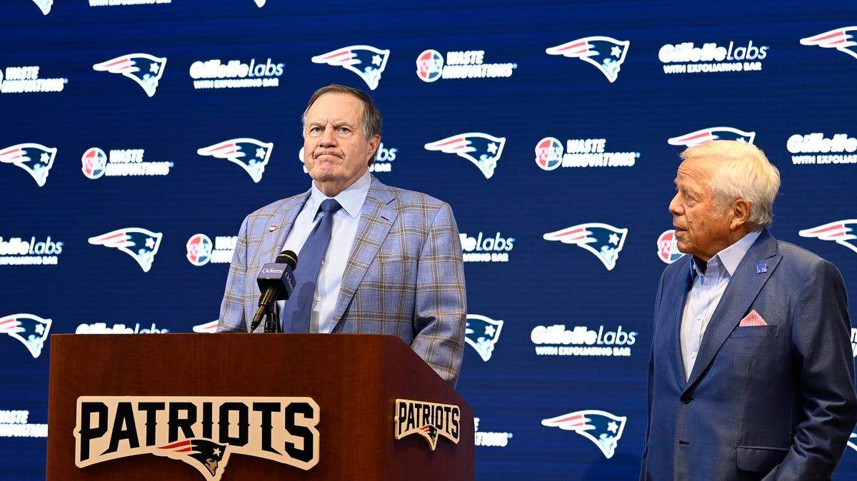 Bill Belichick (izq.) participa junto a Robert Kraft, dueño de los Patriots de New England,  en la conferencia de prensa donde se anunció que deja el puesto de entrenador tras 24 temporadas con el equipo, celebrada el jueves 11 de enero de 2024 en Foxborough, Massachusetts.