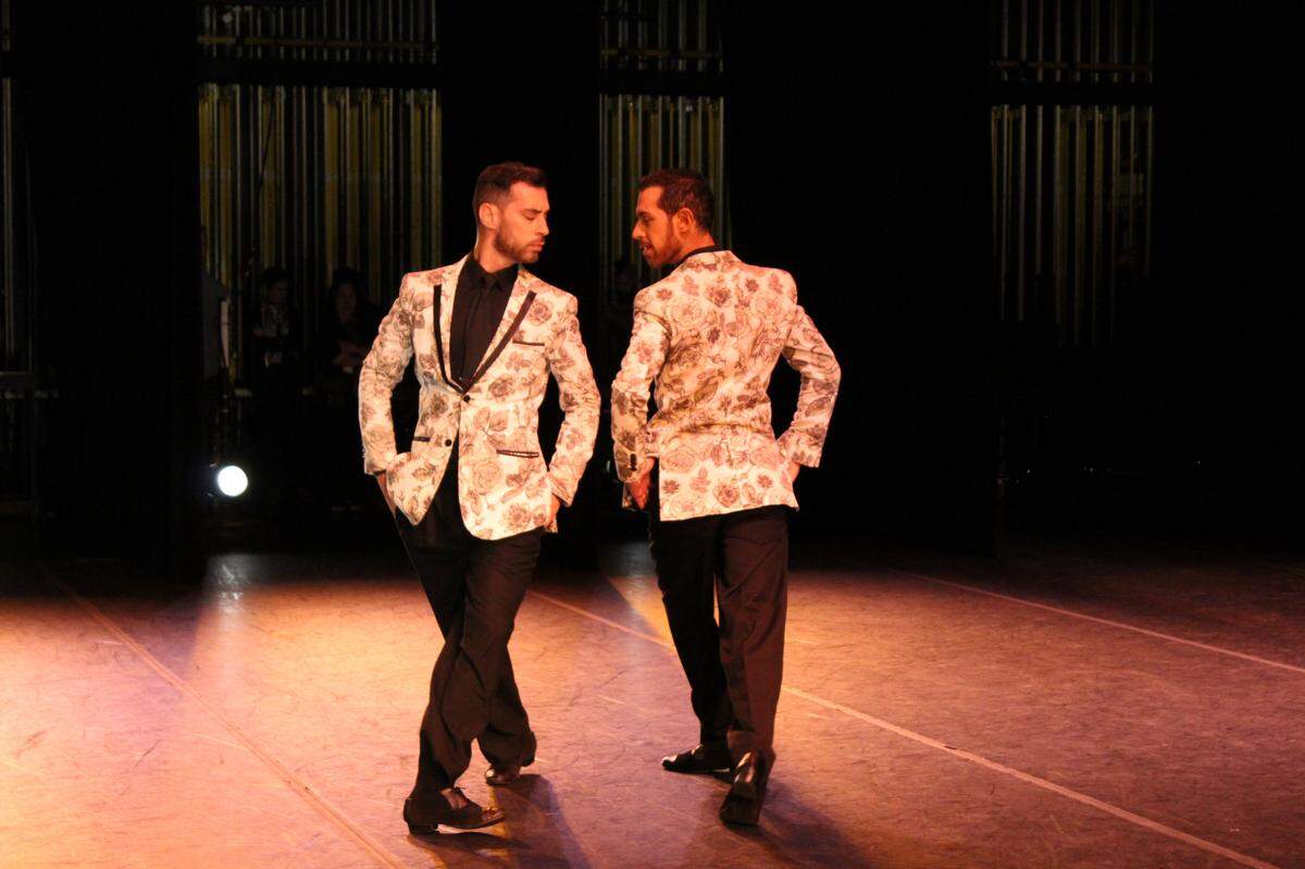 Nicolás y Germán Filipeli (“Tango Twins” de Tango Out) interpretan una milonga en el Festival “Men Who Dance”.