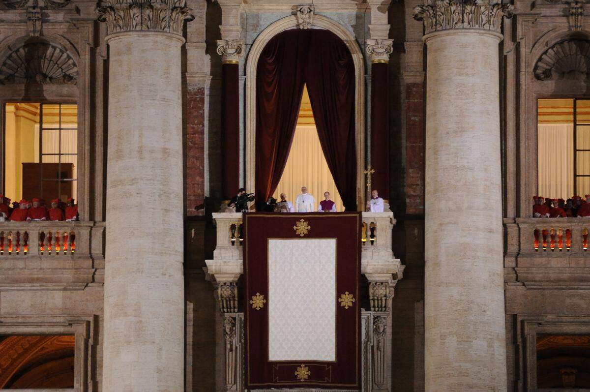 El papa Francisco se asoma para saludar a la gente presente en la&nbsp;plaza de San Pedro.